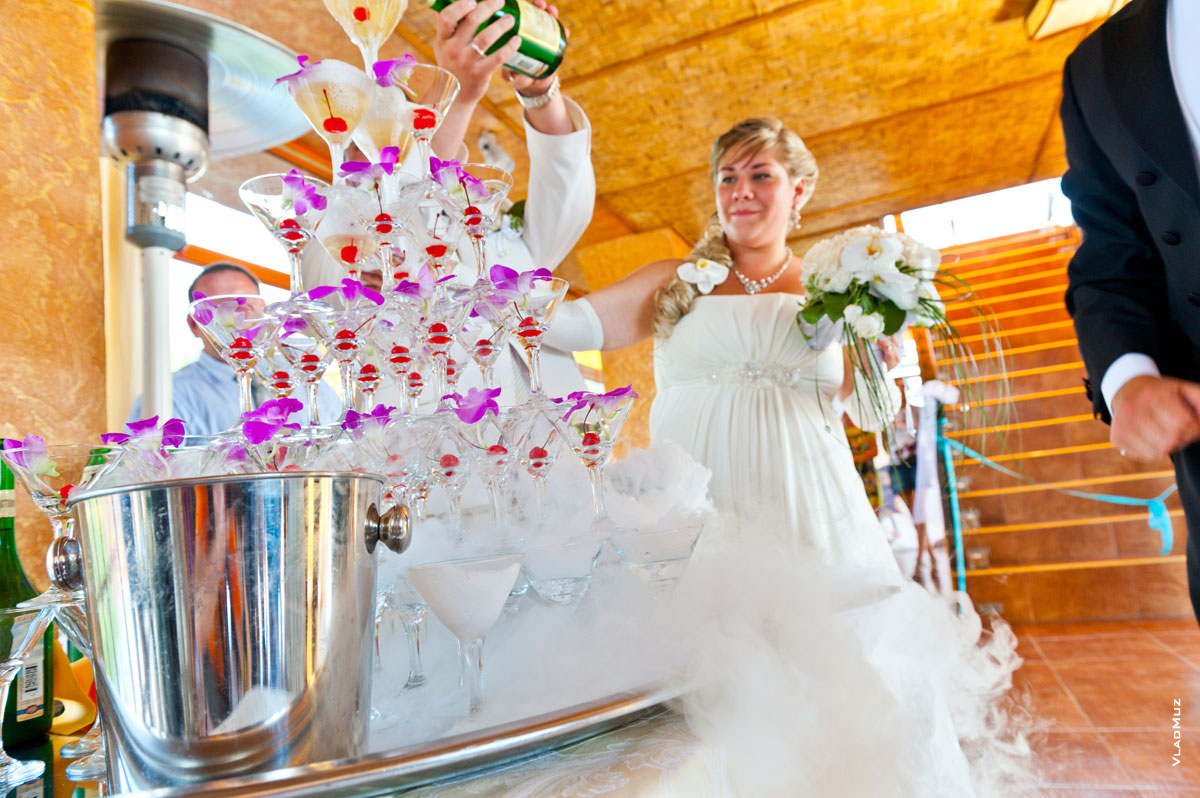 Фото дыма и пирамиды бокалов с шампанским во время свадьбы в «Малибу», Пирогово