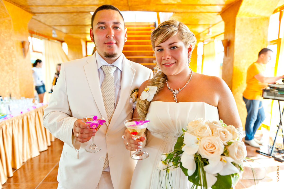 Фото жениха и невесты со свадебным шампанским