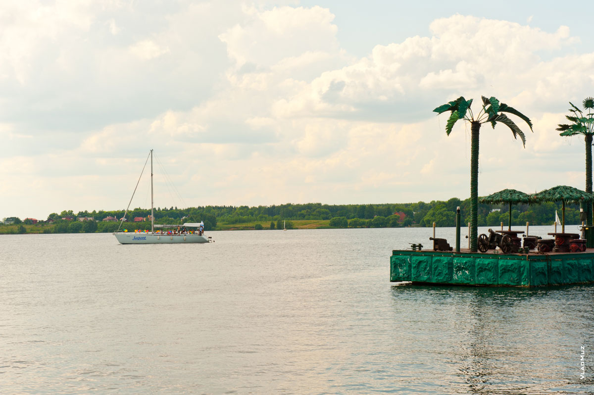 Фото яхты, пальм и береговых пушек на берегу «Малибу» в Пирогово