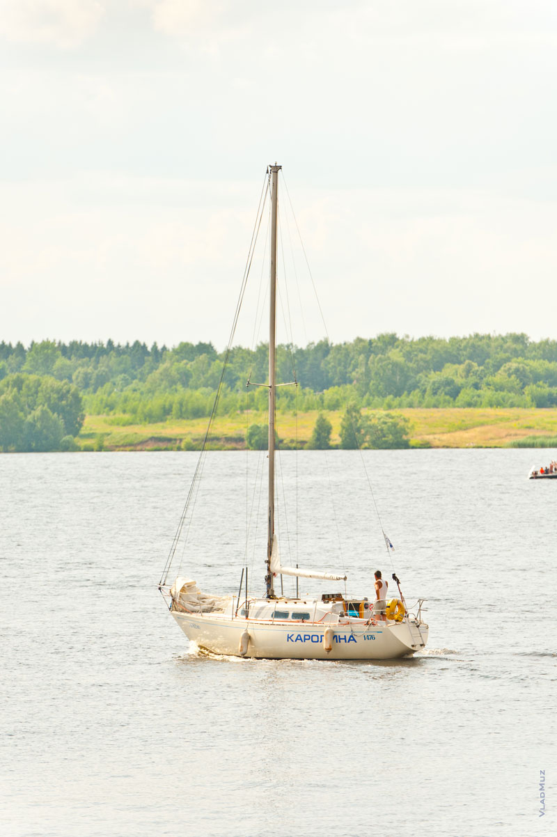Фото яхты в Бухте радости Пироговского водохранилища
