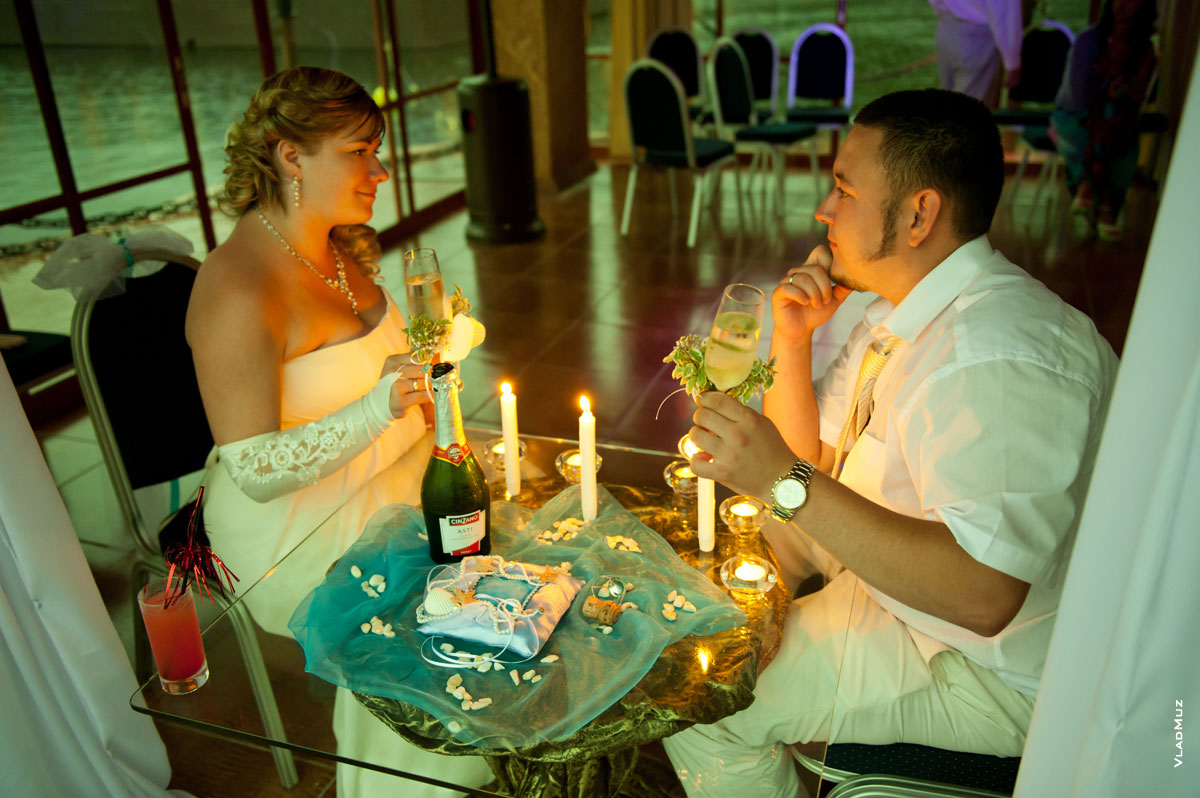 Фото 45 из галереи «Свадьба в «Малибу» - романтический момент с шампанским при свечах
