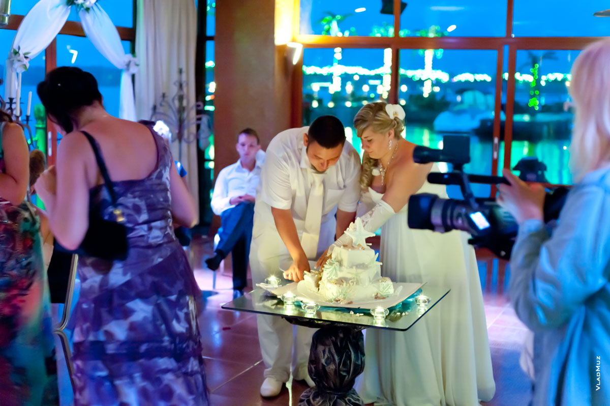 Фото 56 из галереи «Свадьба в «Малибу» - жених с невестой режут свадебный торт