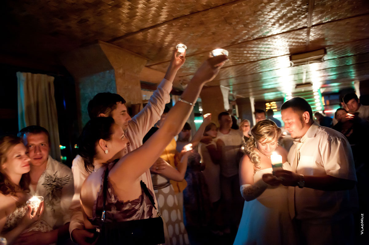 Фото свадебного танца новобрачных и гостей в огнях семейного очага