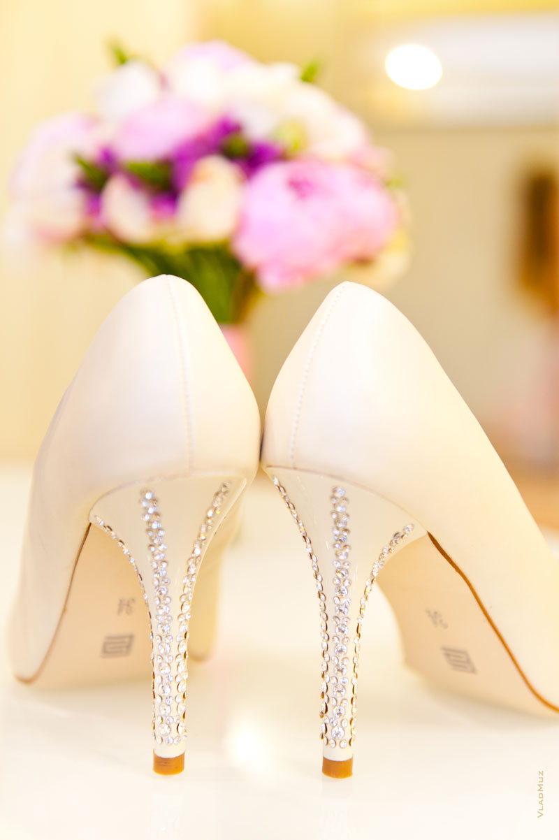 Фото каблуков со стразами на свадебных туфлях невесты