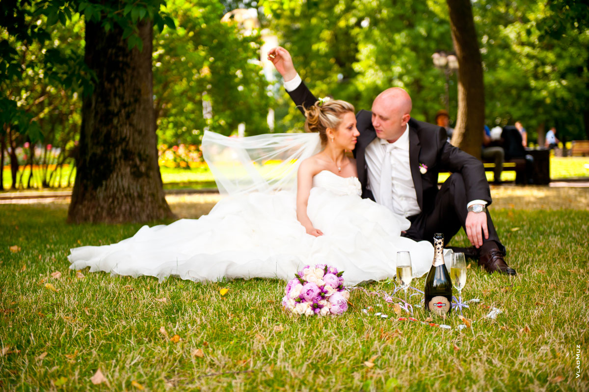 Летний свадебный лайфстайл на лужайке Екатерининского парка в Москве