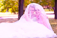 Красивое фото невесты с подружкой под фатой