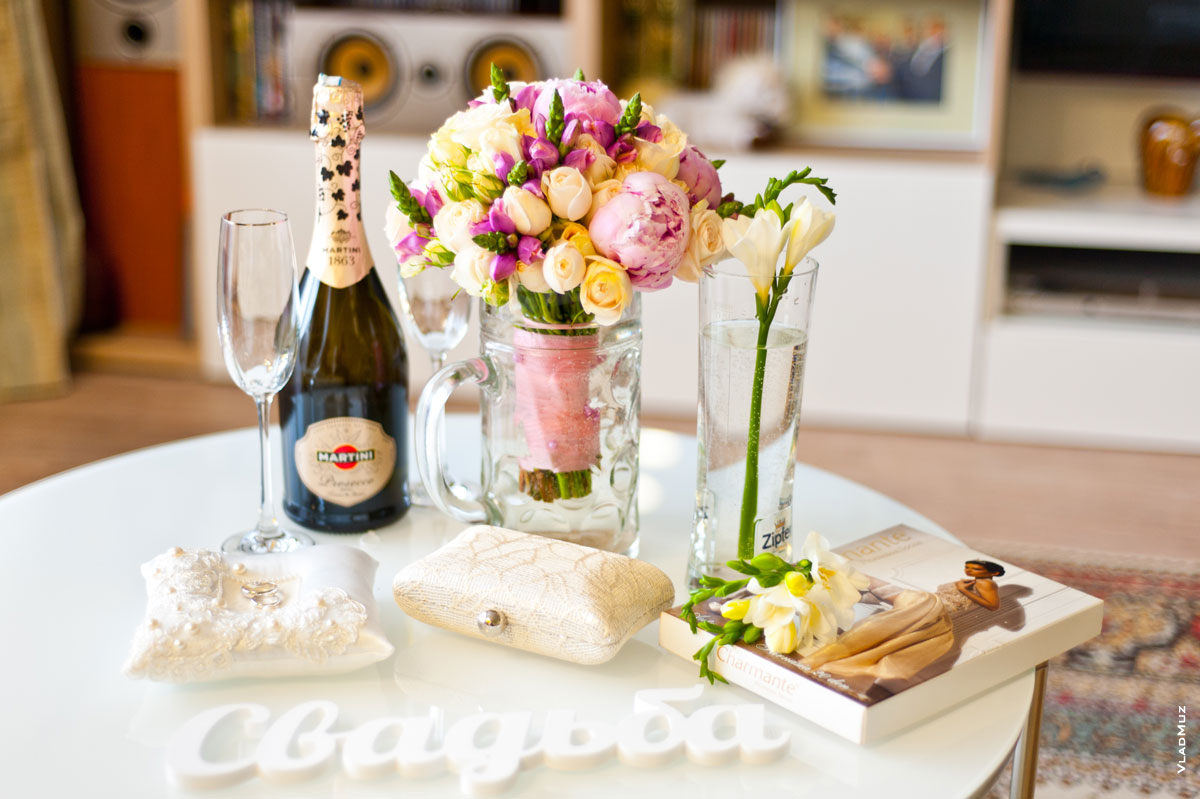 Фото свадебных колец, букв «Свадьба», бутылки Martini с бокалами, букета и других вещей невесты