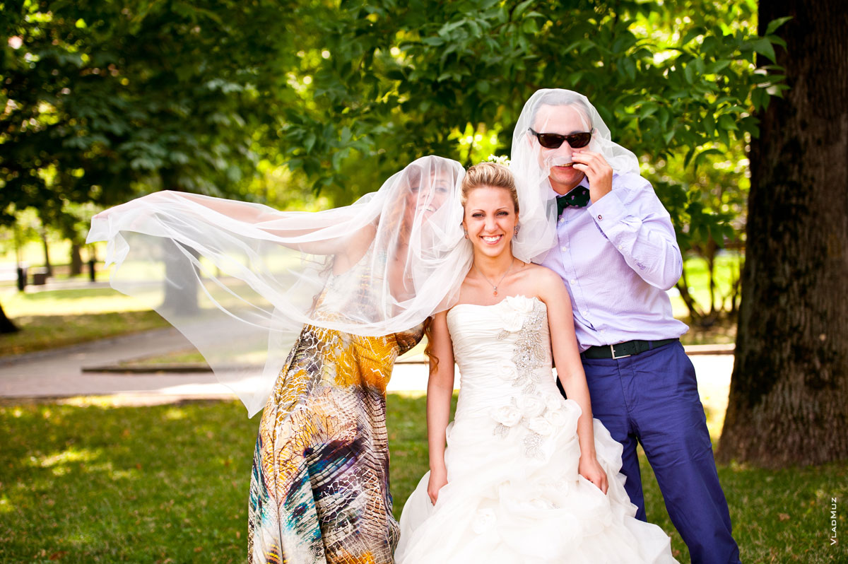 Прикольный фотопортрет невесты с друзьями под ее фатой в духе сюрреализма
