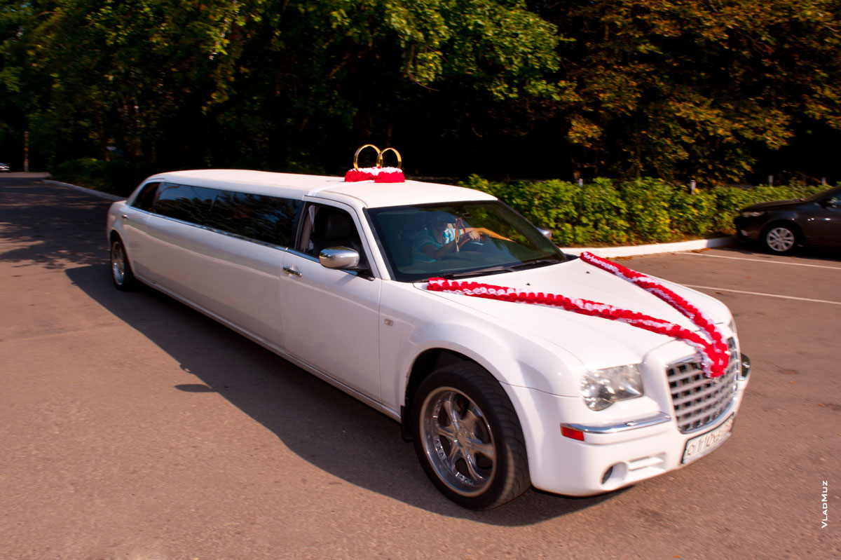 Фото белого свадебного лимузина
