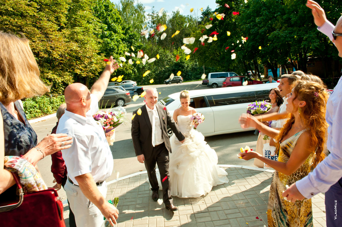 Фото встречи жениха и невесты в россыпях лепестков роз