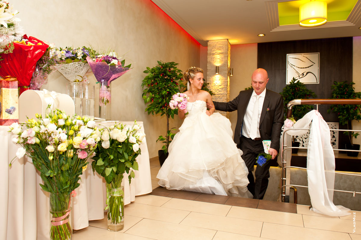Фото жениха с невестой на лестнице кафе-ресторана «Вишневый сад» в г. Юбилейном