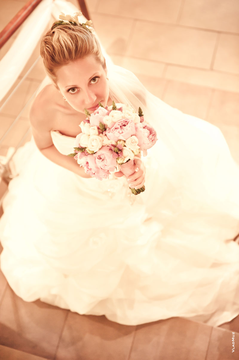 Красивое фото невесты с букетом (сделано сверху)