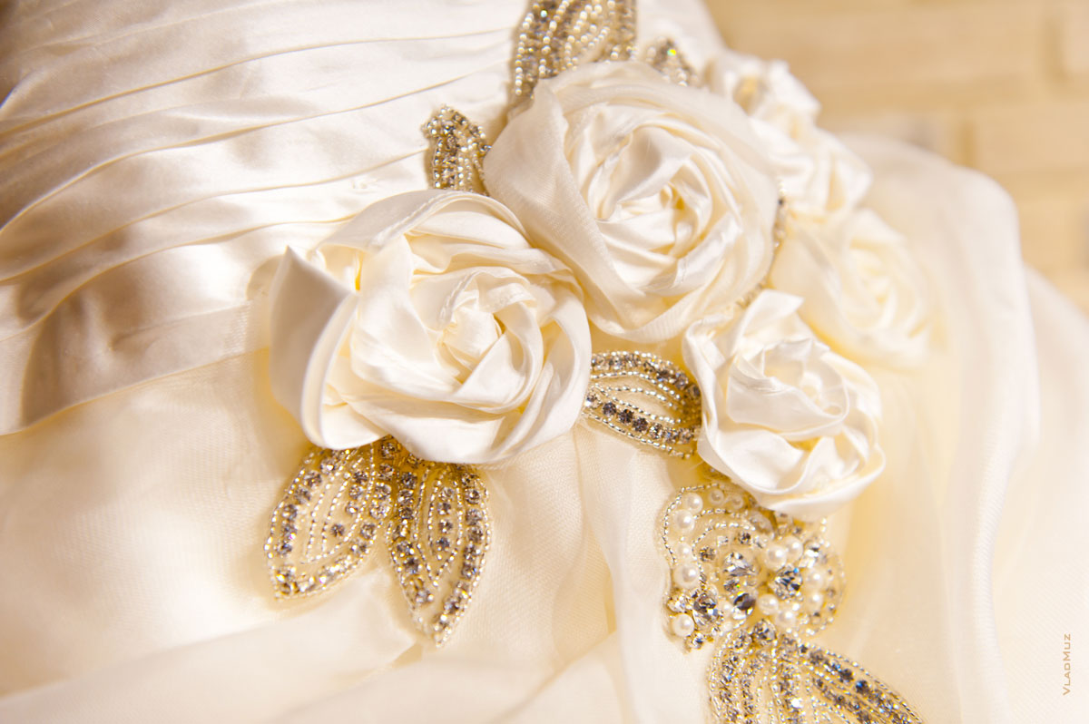Фото кружевных цветов из материи на дизайнерском свадебном платье