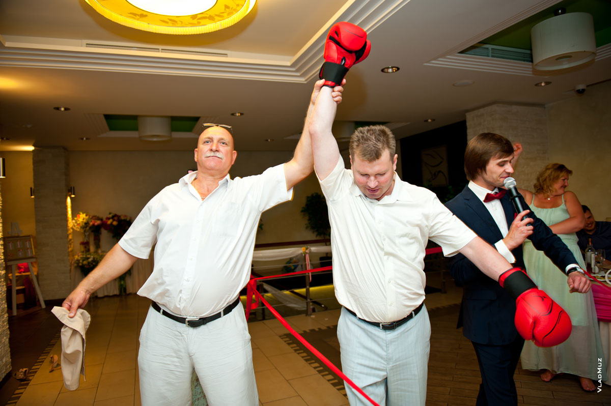 На фото побеждает боксер в красных боксерских перчатках