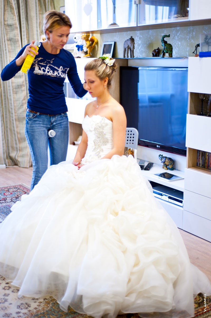 Фото невесты в свадебной платье и с готовой свадебной прической
