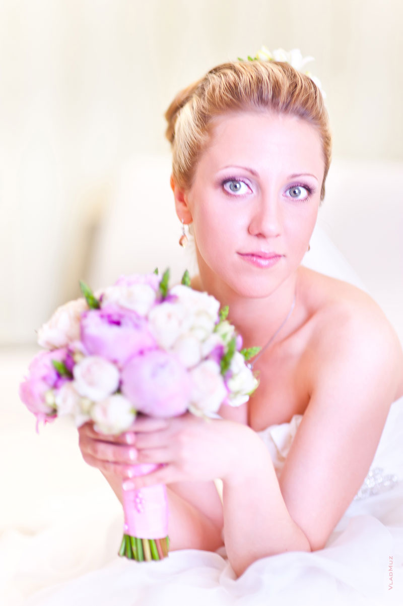 Красивый фотопортрет невесты в светлых тонах с букетом