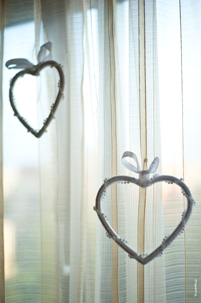 Фото двух сердец на оконном тюле