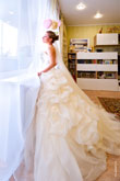 Фото невесты у окна в ожидании жениха