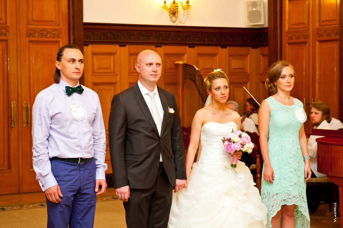 Фото молодоженов и почетных свидетелей во время регистрации брака в Грибоедовском ЗАГСе Москвы