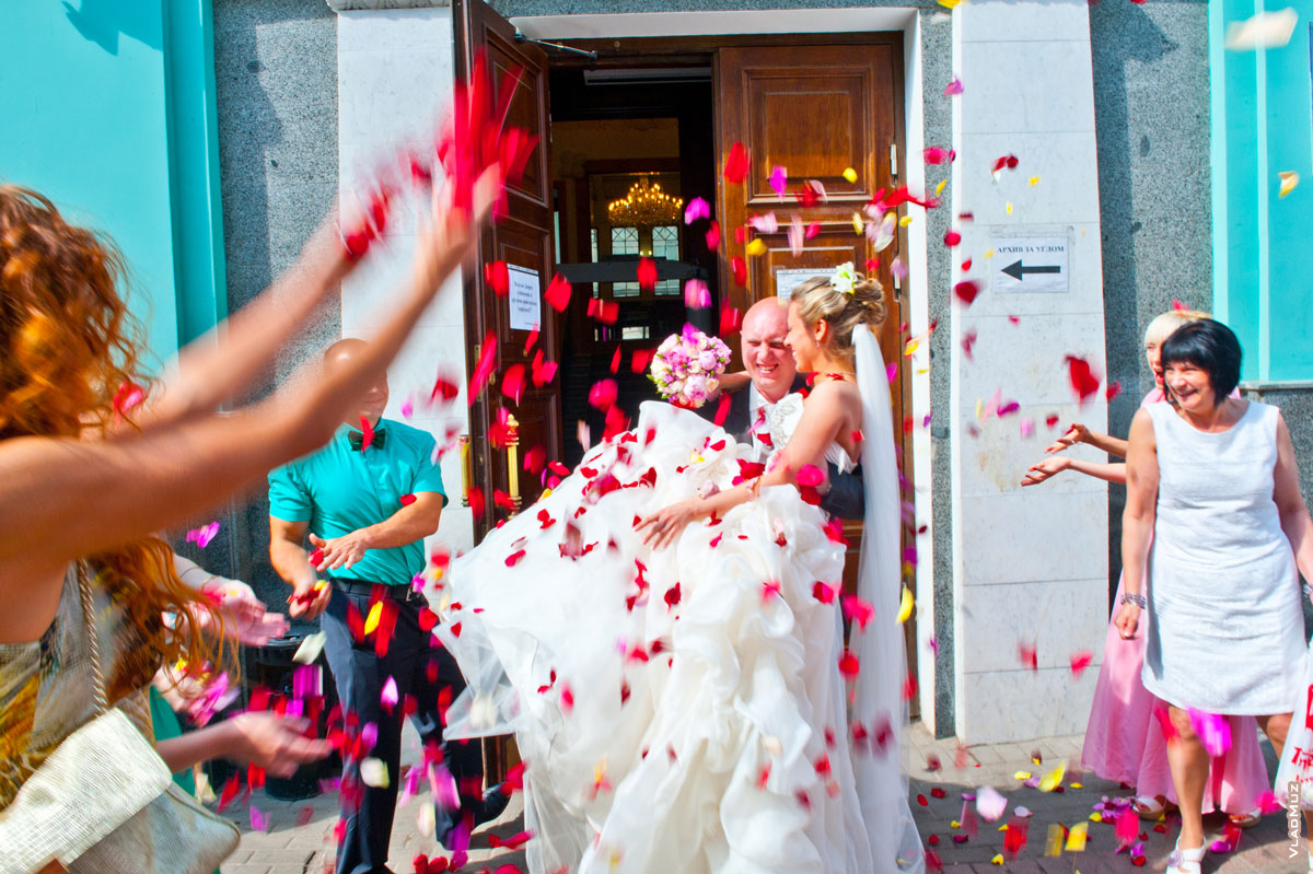 Фото торжественного выноса невесты из Грибоедовского ЗАГСа