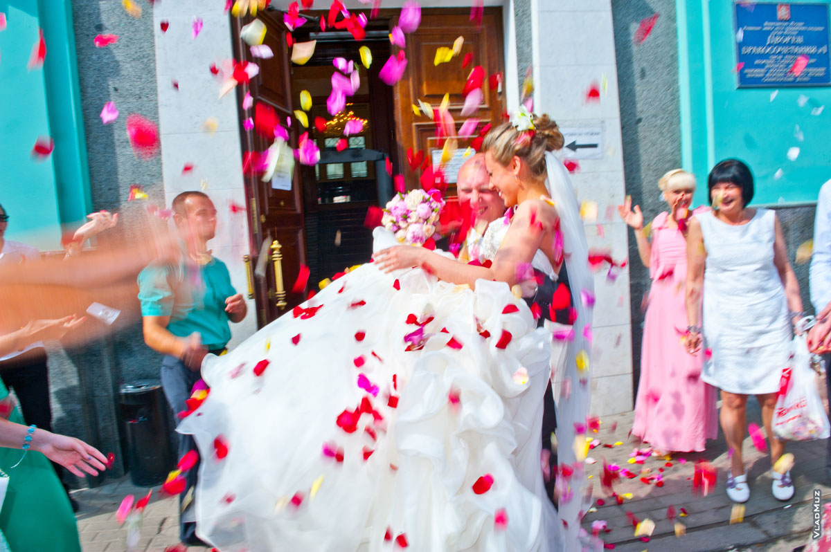 Фото торжественного выноса невесты из Грибоедовского дворца бракосочетаний под салют из лепестков роз и конфетти из хлопушек