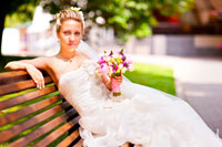 Фото невесты на лавочке с букетом