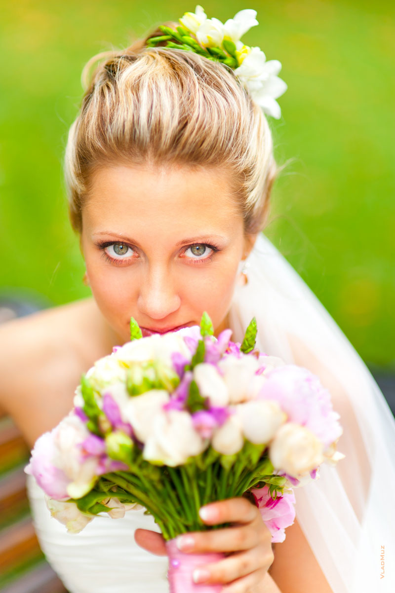 Фото взгляда невесты из-за букета, фото с акцентом на глазах