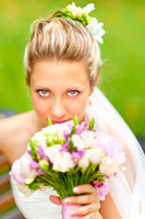 Взгляд невесты из-за букета, фото с акцентом на глазах