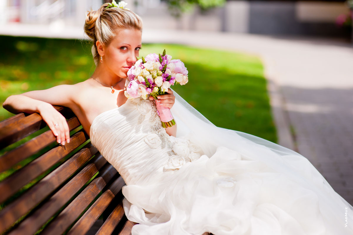 Красивая вариация из фотопортретов невесты с букетом на лавочке в Екатерининском парке Москвы