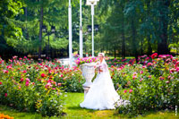 Фото невесты у вазы на клумбе с цветами в Екатерининском парке