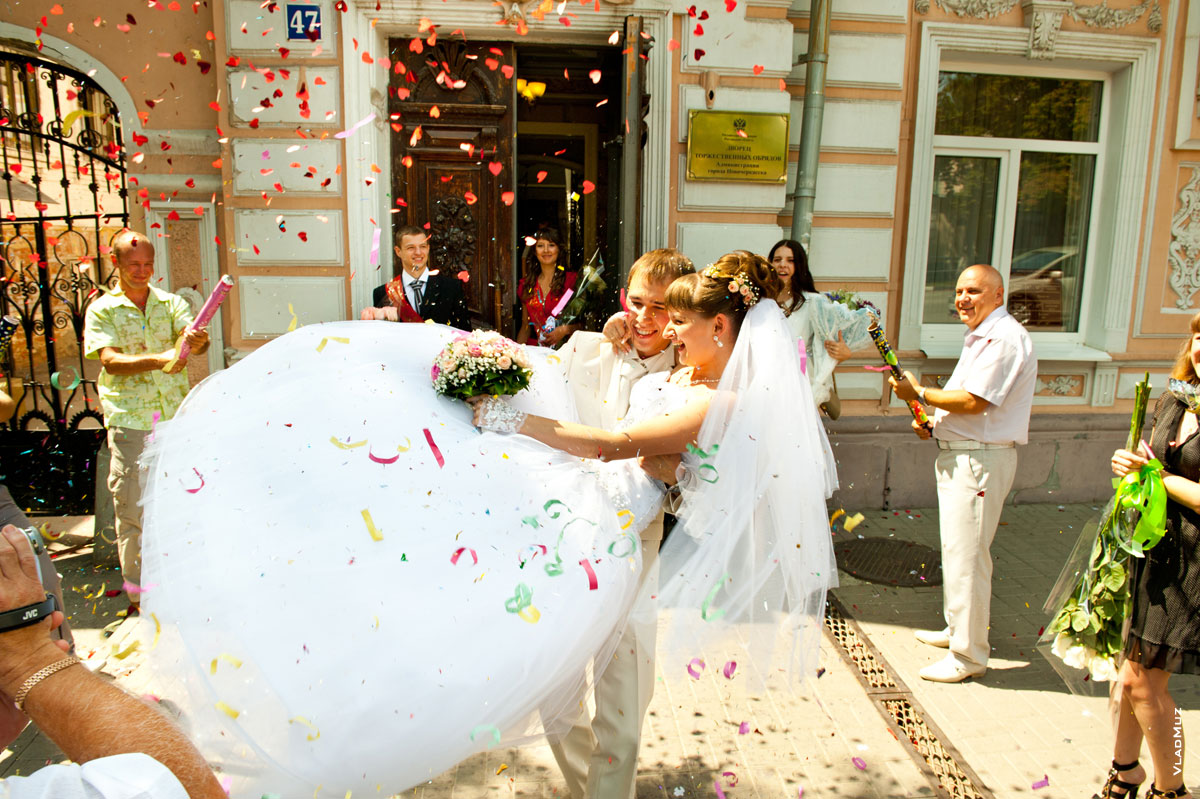 Торжественный вынос невесты из ЗАГСа в Новочеркасске на улице Московской под салют из хлопушек, мишуры и серпантин