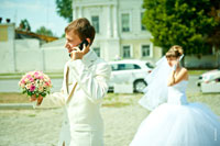Жених и невеста с телефонами стоят на фото в едином ритме