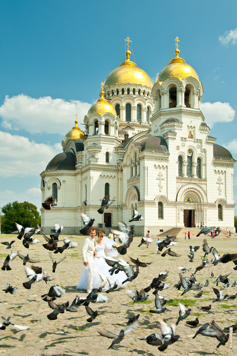 Свадебное фото в окружении летящих голубей на фоне Вознесенского собора в Новочеркасске
