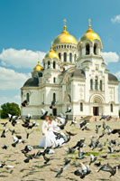 Свадебное фото в окружении летящих голубей на фоне Вознесенского собора в Новочеркасске