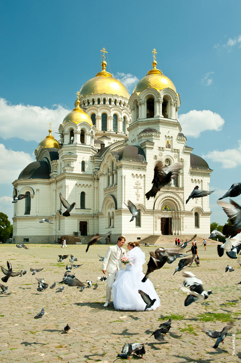 Фото свадебной пары в окружении летящих голубей на Соборной площади в Новочеркасске