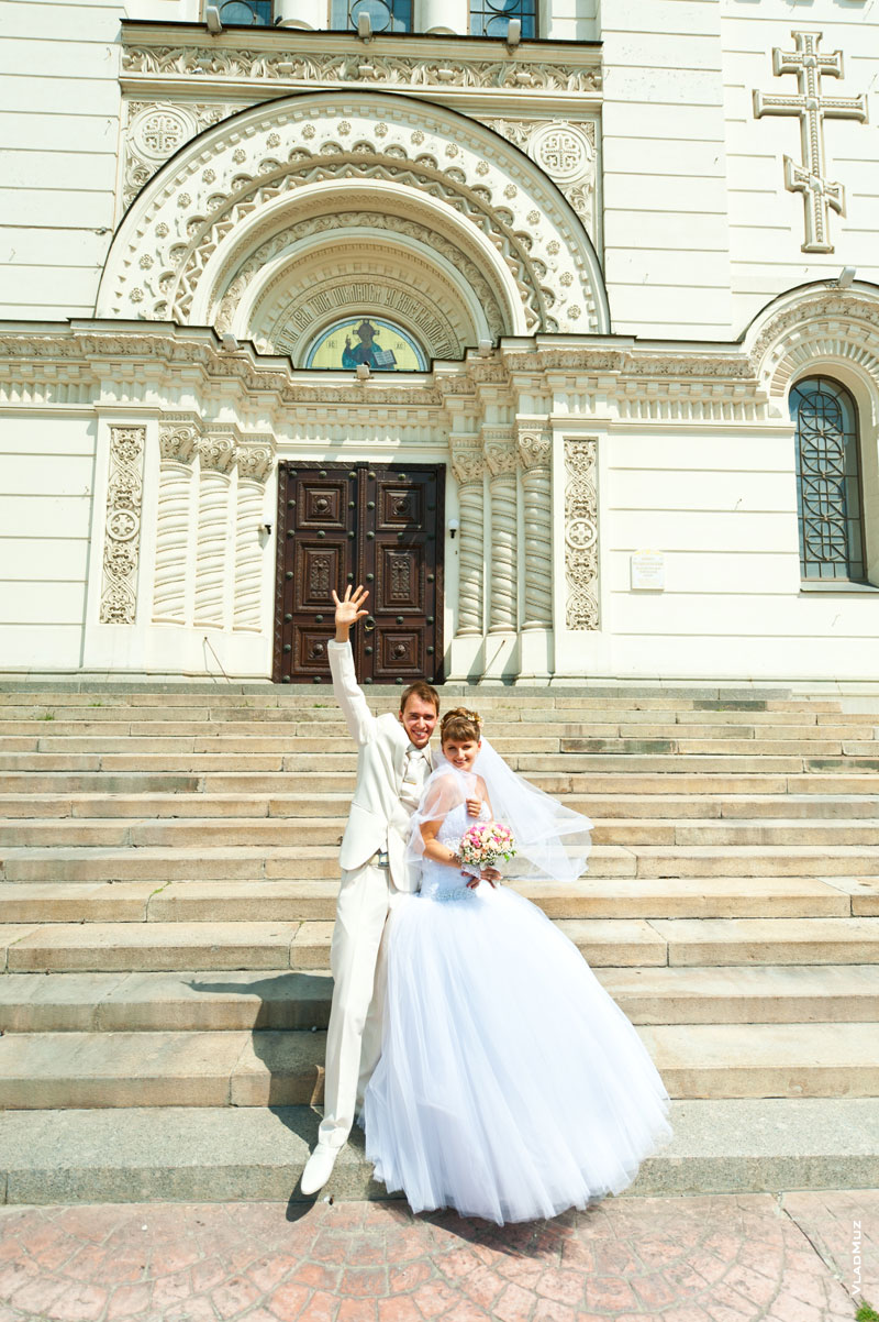 Фото жениха с невестой перед входом в Вознесенский Кафедральный собор