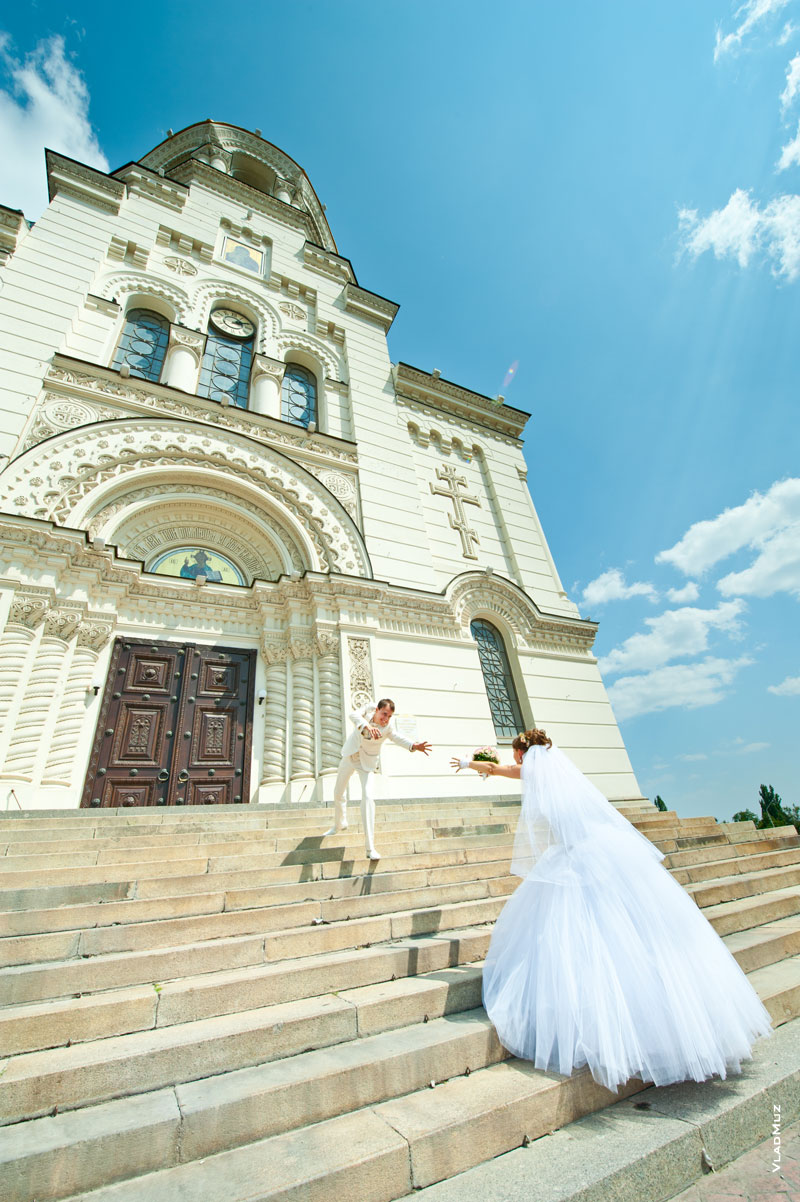 Фото жениха и невесты в стремительных позах на ступенях Вознесенского Кафедрального собора в Новочеркасске