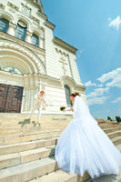Жених и невеста на ступенях Вознесенского собора стремятся к друг другу