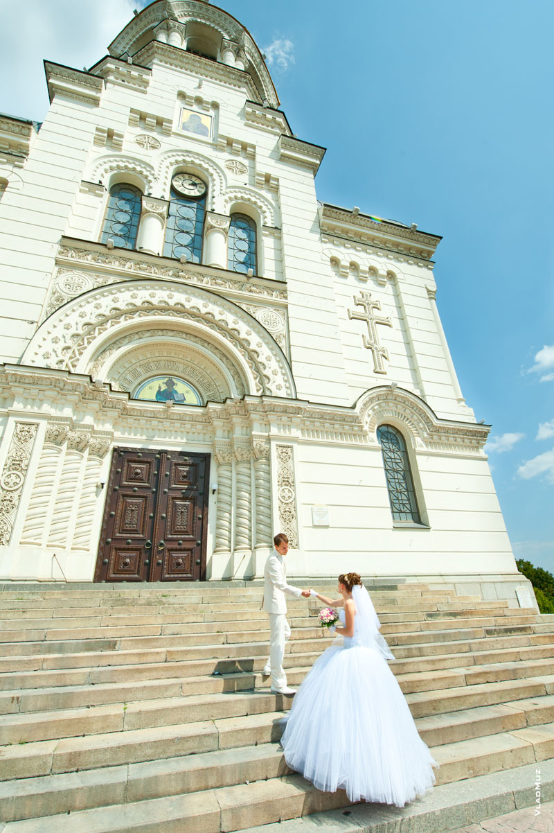 Фото свадебной пары на фоне архитектурных перспектив Вознесенского собора в Новочеркасске