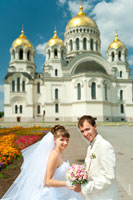 Свадебное фото жениха с невестой на фоне Вознесенского Войскового Кафедрального собора в Новочеркасске