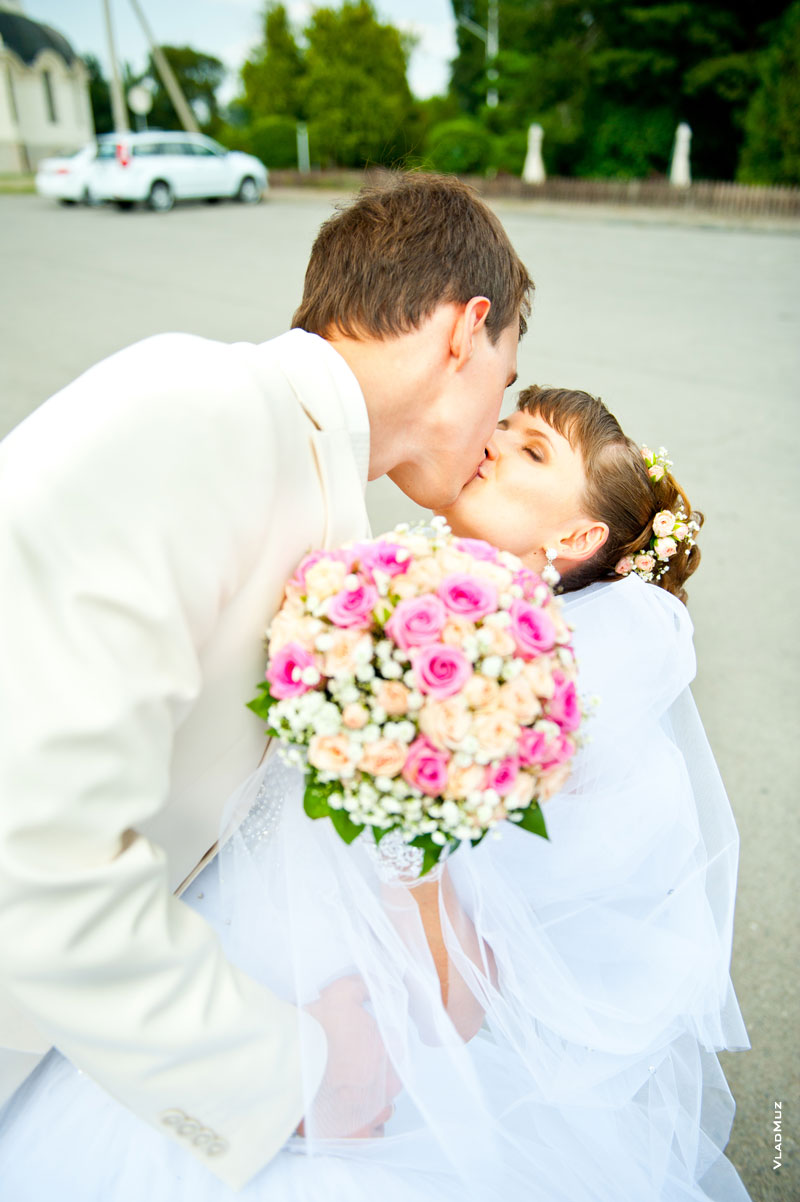 Фото крепкого свадебного поцелуя