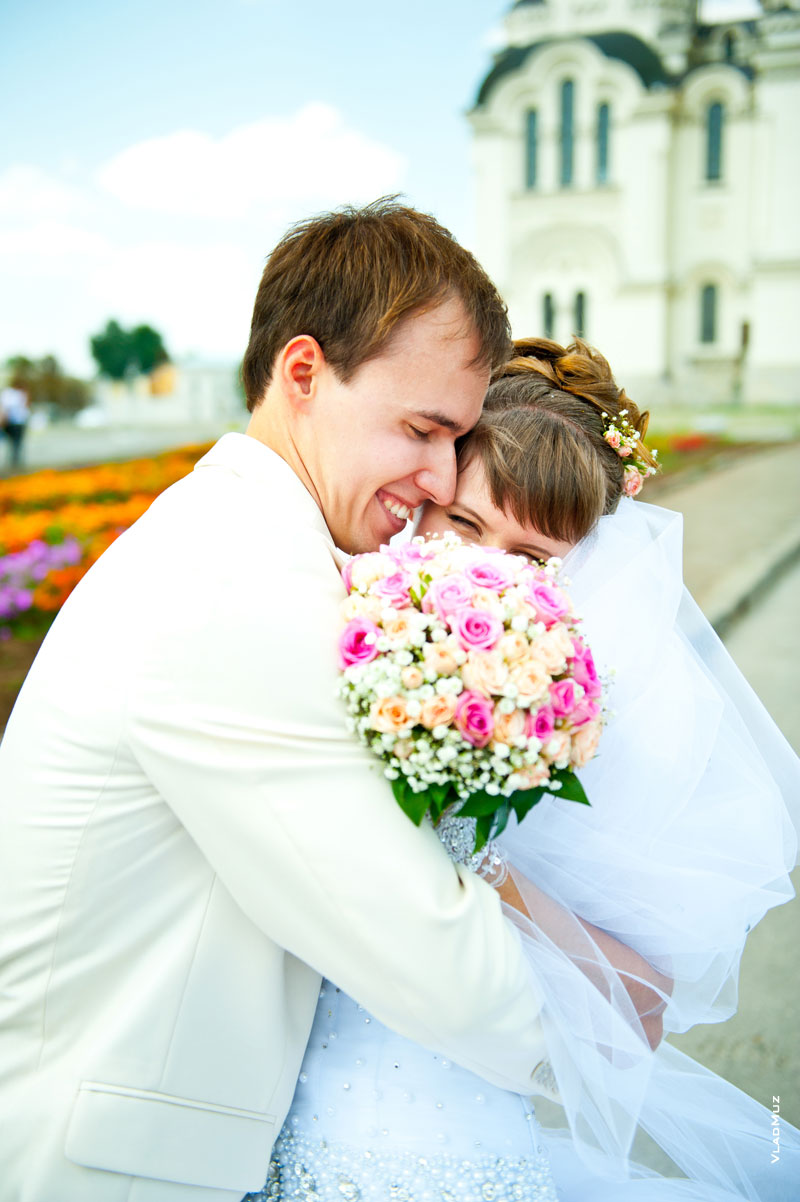 Живая свадебная фотография - невеста в объятиях жениха