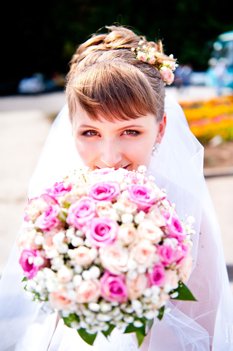 Фотопортрет невесты с букетом в светлых тонах
