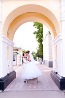 Фото свадебного поцелуя в арке Александровского парка Новочеркасска