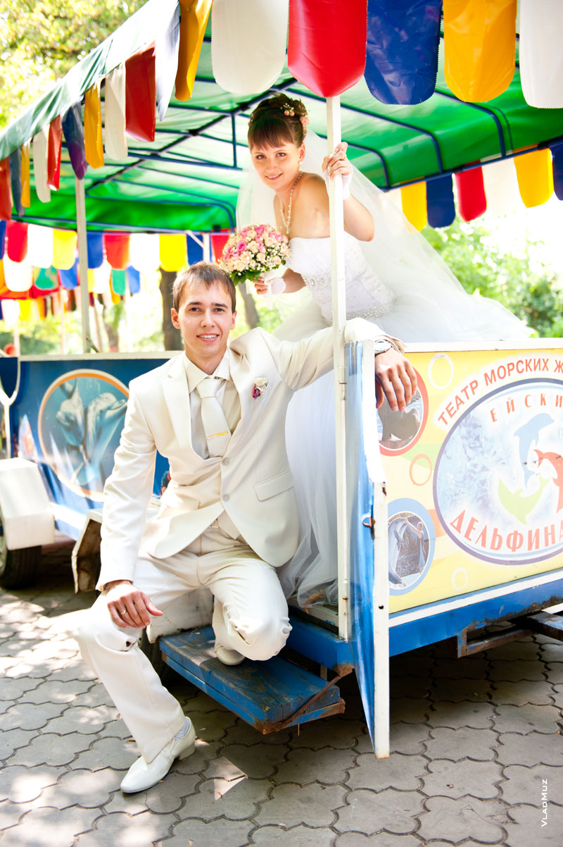Фото жениха с невестой в вагоне детского поезда в Александровском парке Новочеркасска