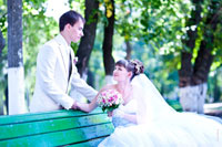 Фото свадебной пары на лавочке в Александровском парке