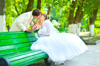 Еще один свадебный поцелуй на лавочке Александровского парка в Новочеркасске