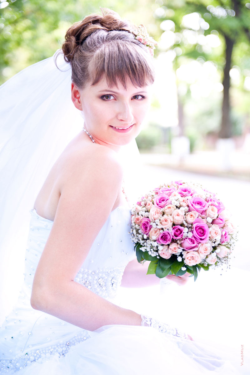 Модный фотопортрет невесты с букетом в светлой тональности