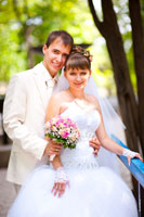 Поясной фотопортрет жениха с невестой