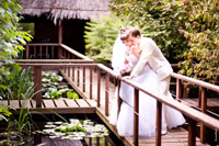Фото свадебной пары у перил, смотрящих в воду